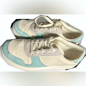 5/$25 Arizona Jean Company Suede Cream Blue Sneakers Sz 7.5-8
